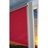 Rotes Rollo vor Fenster mit Sonnenuntergang