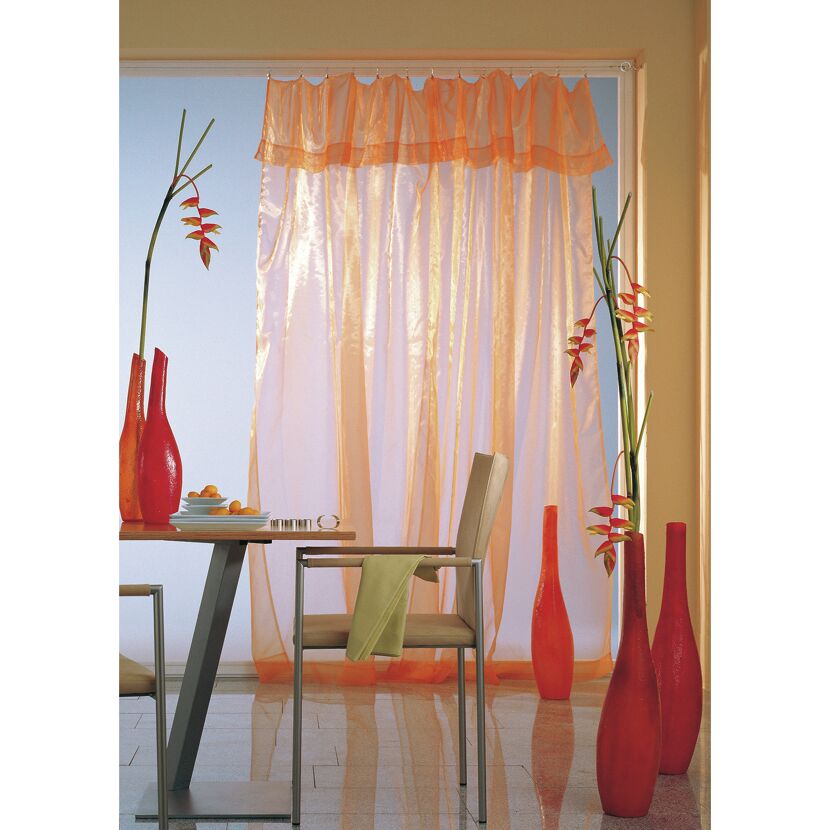 Orangener, transparenter Vorhang im Esszimmer.