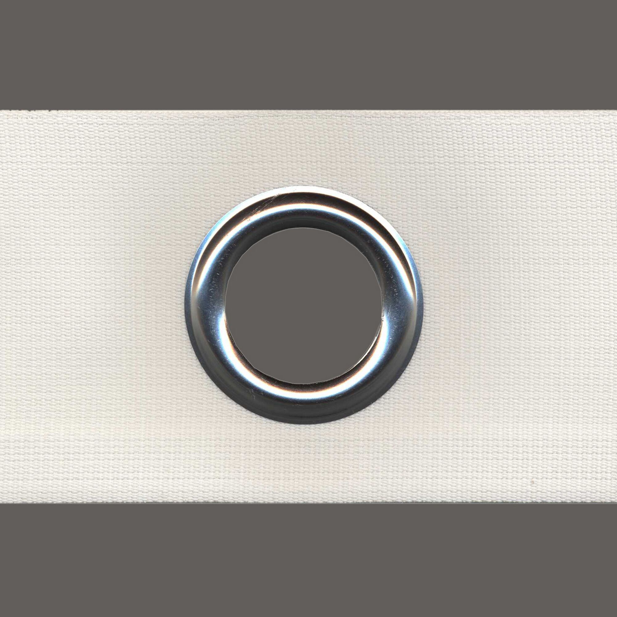 Metallöse im weißen Ösenband