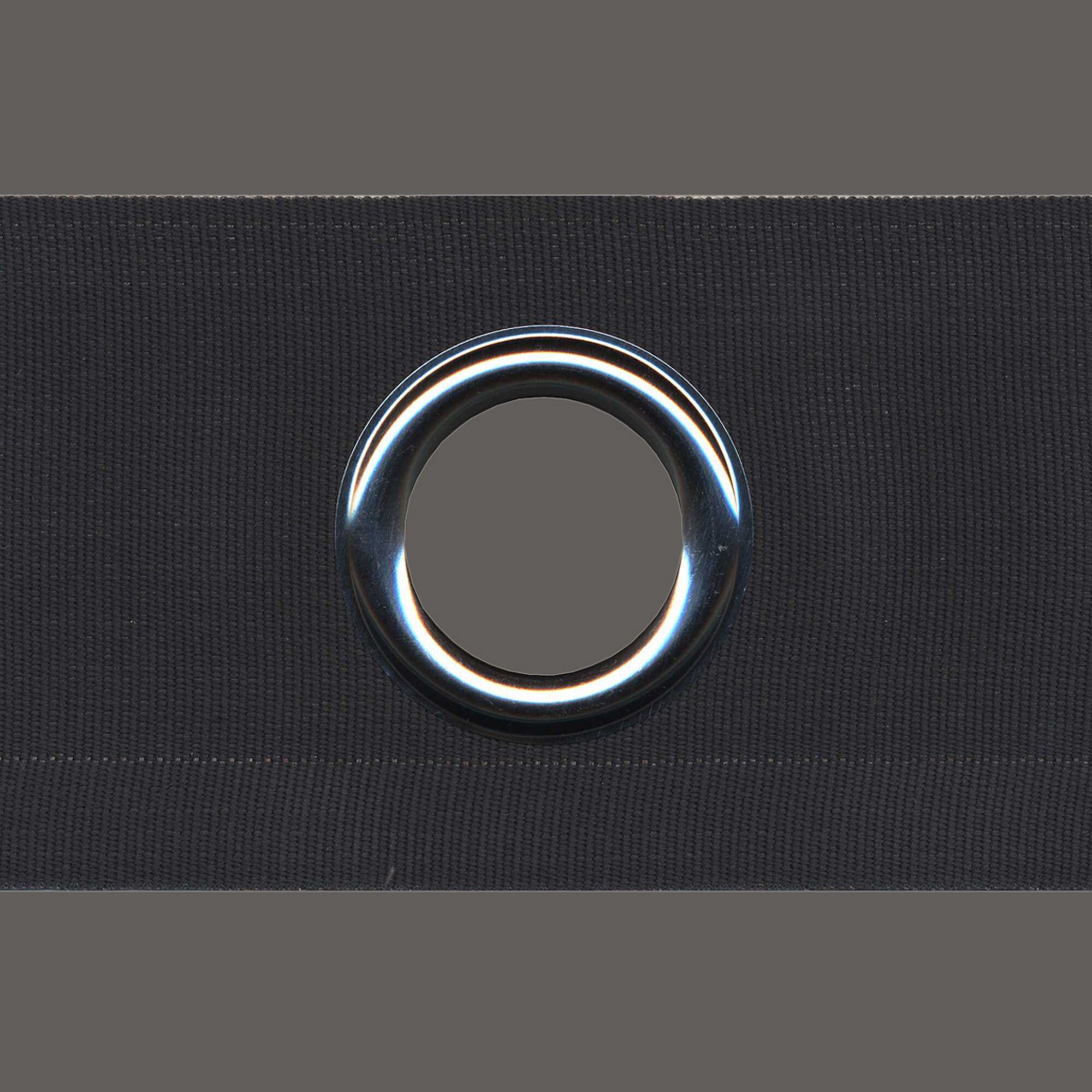 Schwarzes Ösenband mit Öse