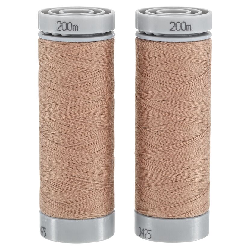 Zwei beige Garnrollen