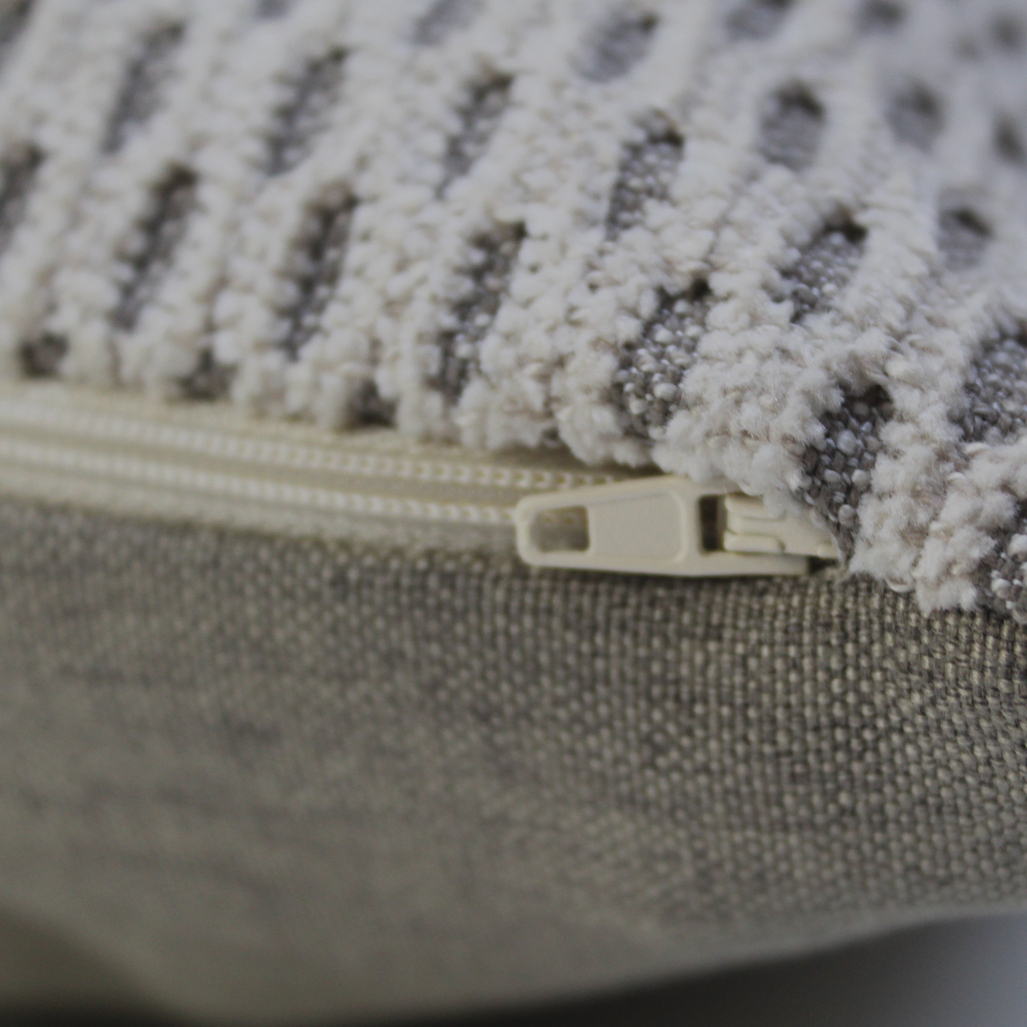 Kissen 'Wabe' grau 45 x 45 cm