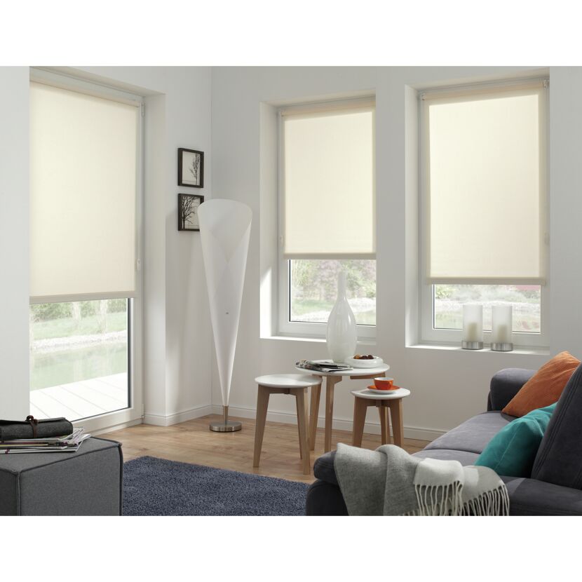 Wohnzimmer mit beigen Rollos