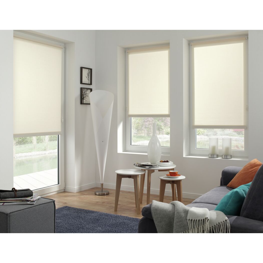 Wohnzimmer mit beigen Rollos