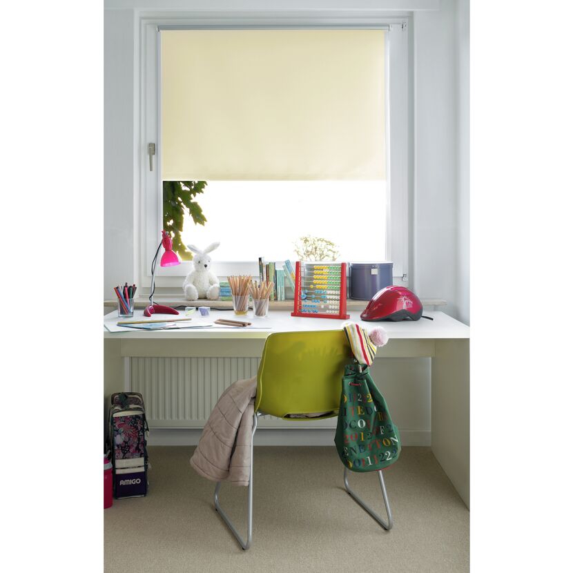 Kinderzimmer mit Schreibtisch und naturfarbenem Rollo