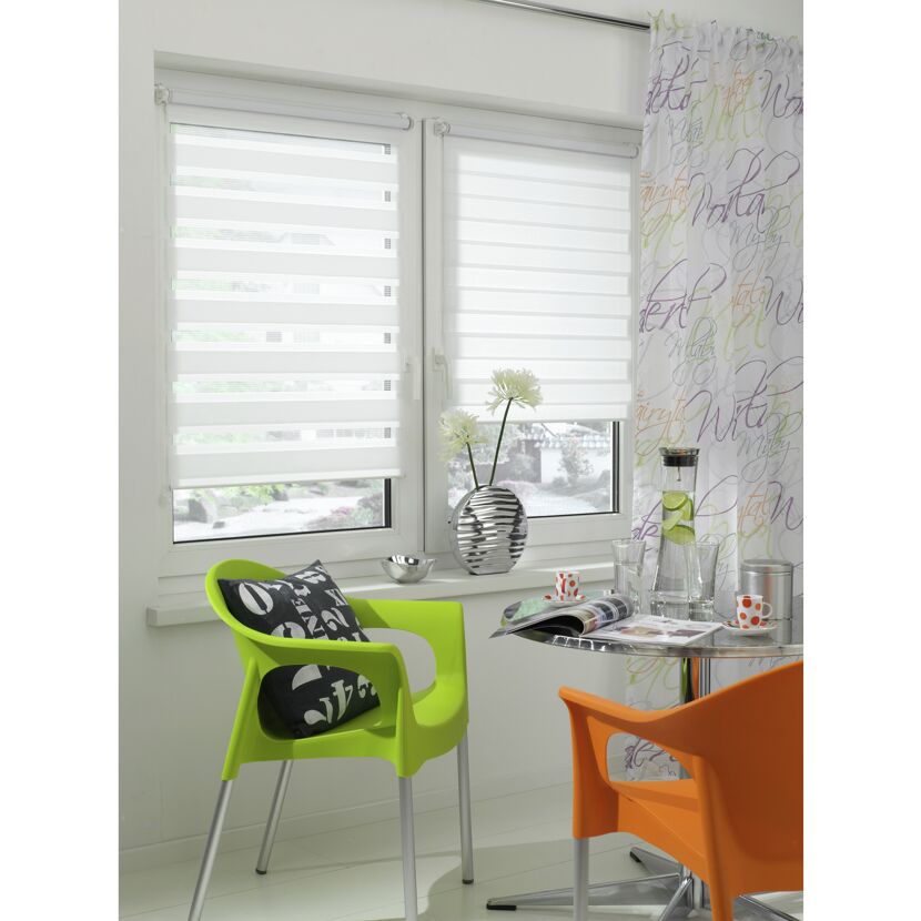 Doppelrollo weiß an Fenster