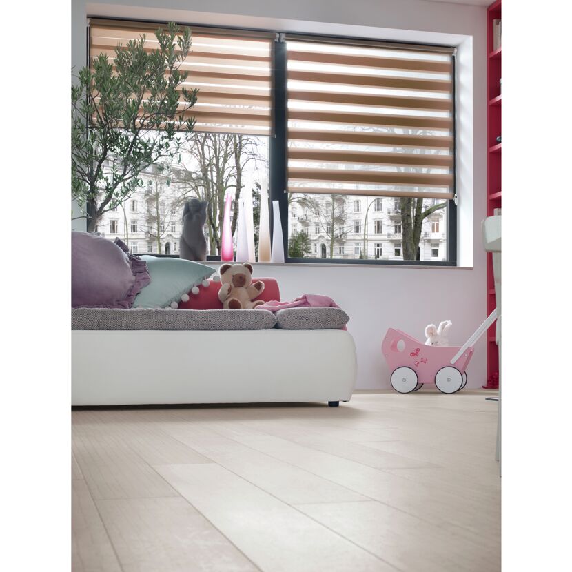 Wohnzimmer mit Doppelrollo in Mocca