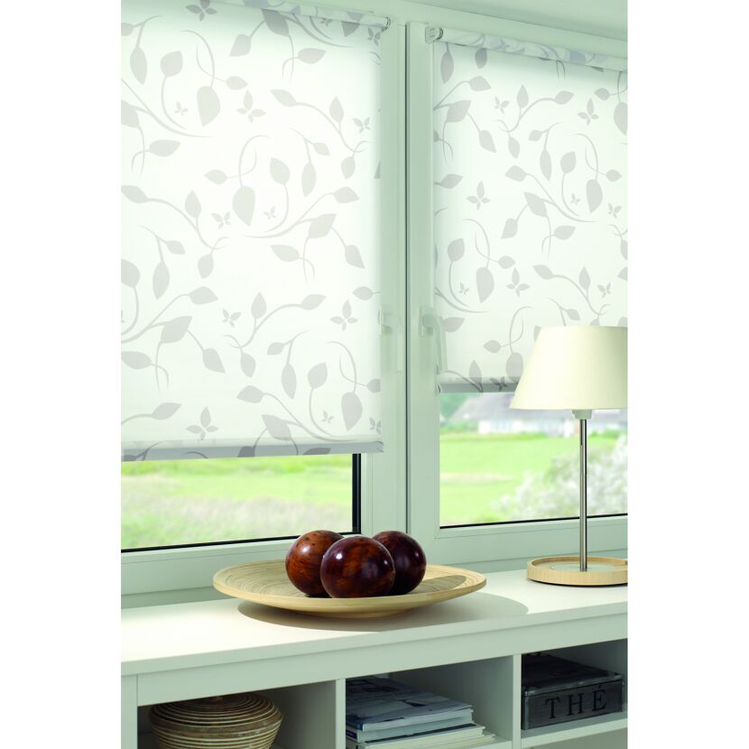 Fenster mit Rollo im Blätterdesign