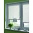 Fenster mit gemustertem Rollo