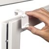 Person befestigt einen Halter am Fensterrahmen.