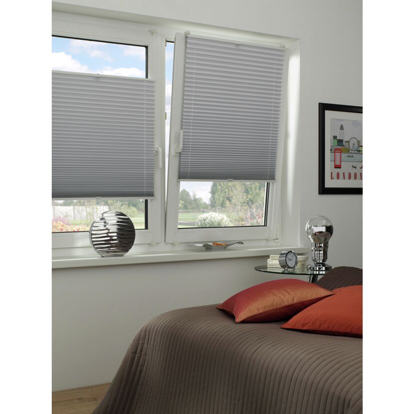 Weiße Thermo-Plissees am Fenster