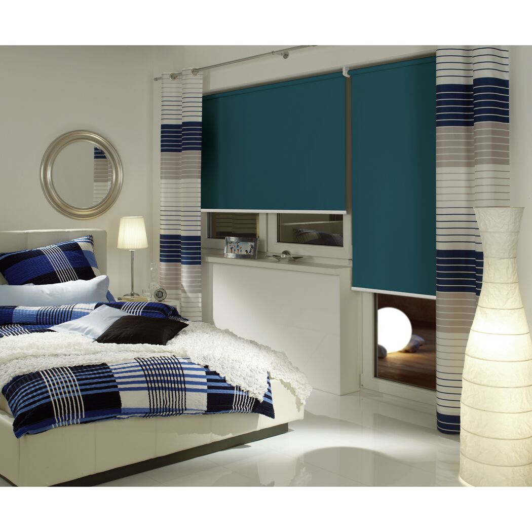 Schlafzimmer mit blauem Rollo