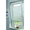 Weiße Jalousie am geöffneten Fenster