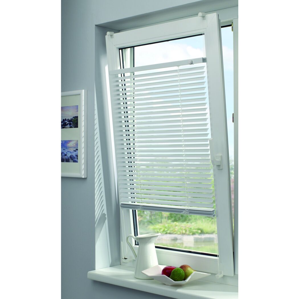 Weiße Jalousie am geöffneten Fenster