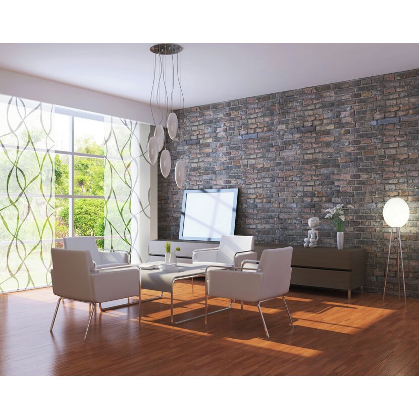 Modern eingerichtetes Wohnzimmer mit weißen Sesseln