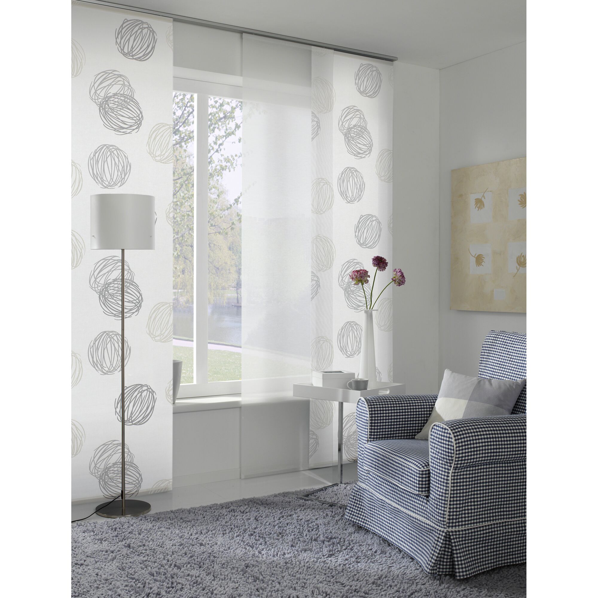 Wohnzimmer mit Flächenvorhang und Sessel