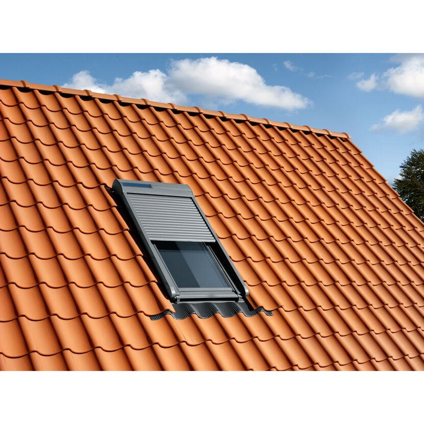 Solar-Rollladen auf einem orangen Ziegeldach