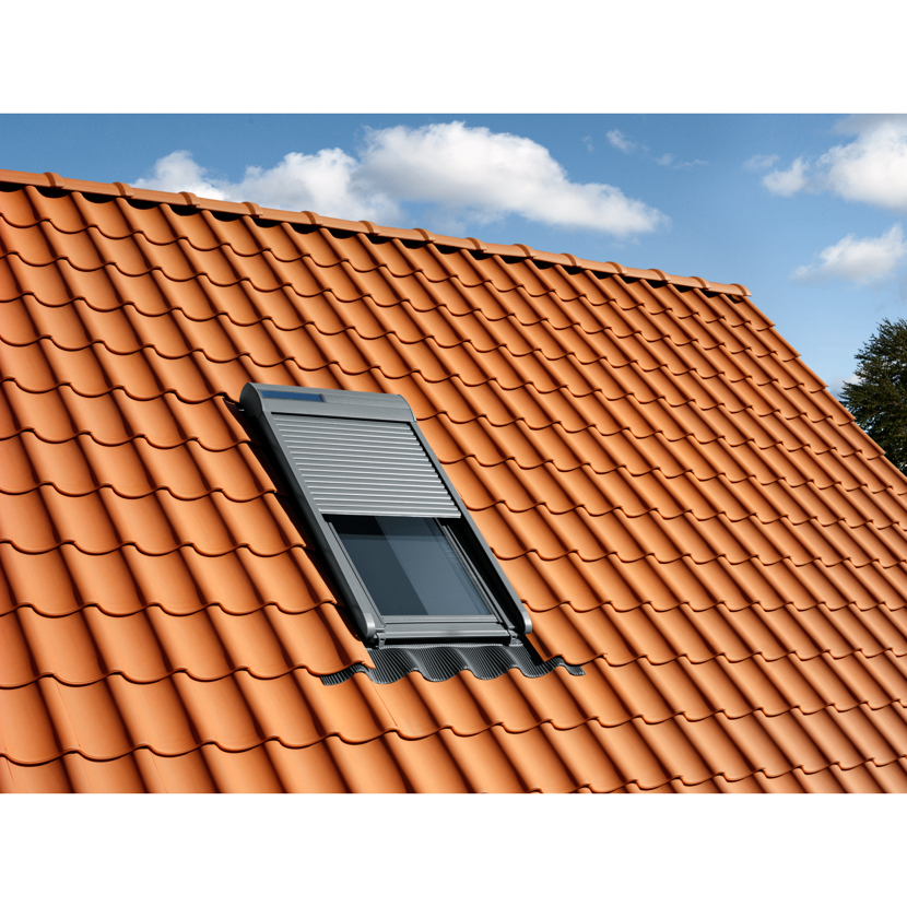 Dachfenster mit Solar-Rollladen in Ziegeldach