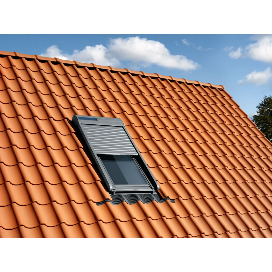 Dachfenster mit Solar-Rollladen in einem Ziegeldach