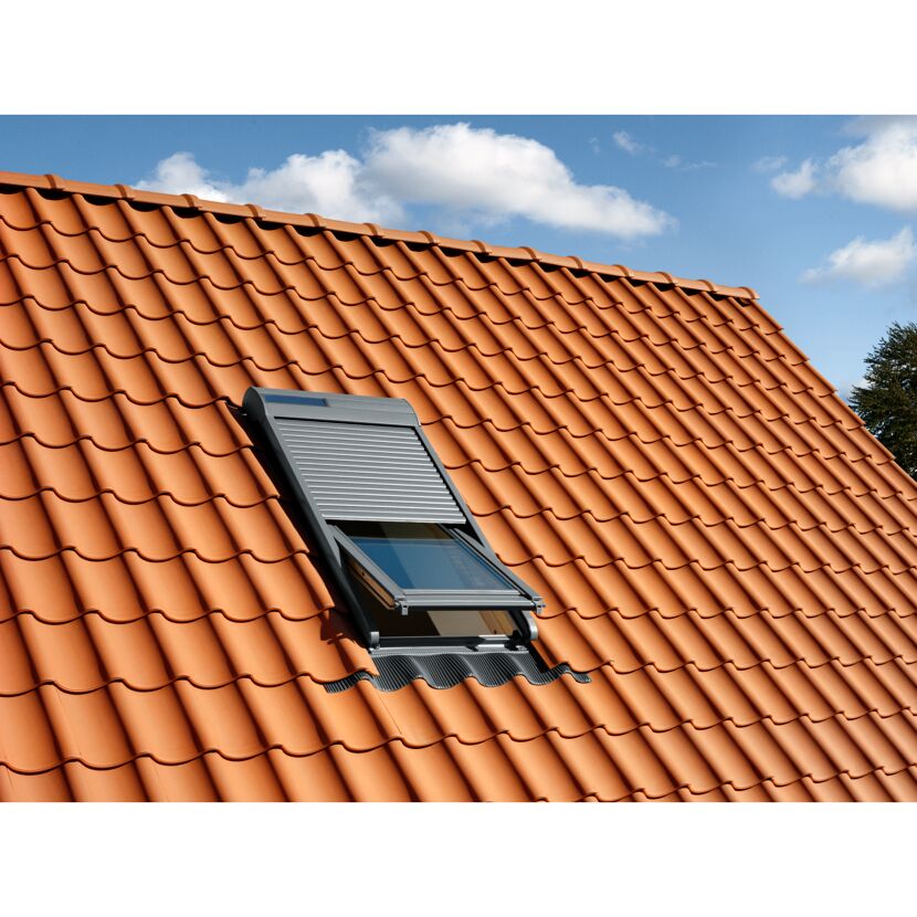 Geöffnetes Dachfenster mit Solar-Rollladen auf Ziegeldach