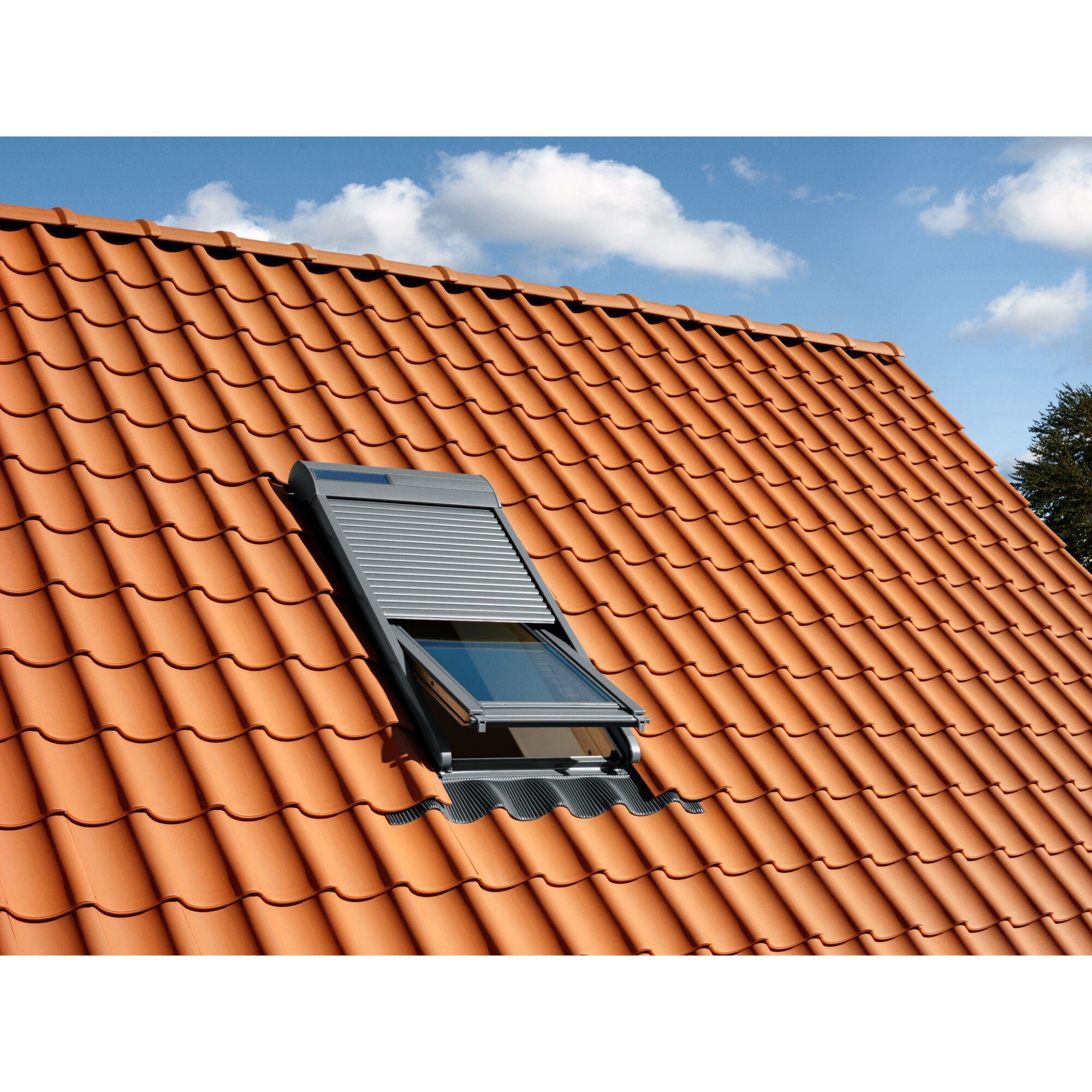 Solar-Rollladen auf einem orangen Ziegeldach