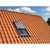 Dachfenster mit Solar-Rollladen in einem Ziegeldach