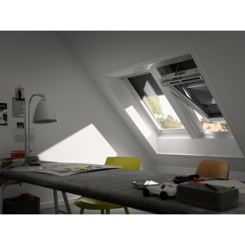 Zwei geöffnete Dachfenster mit Sonnenschutz