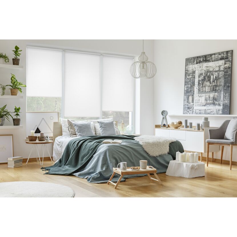 Modernes Schlafzimmer mit weißem EF Rollo
