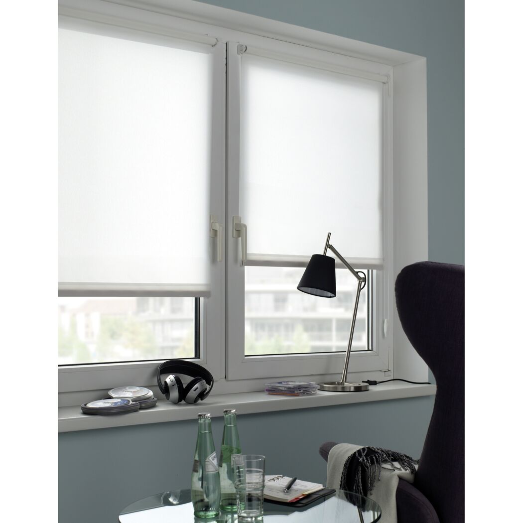 Weiße Rollos am Fenster