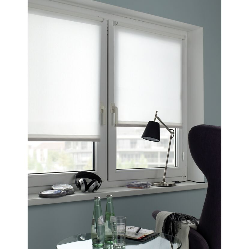 Weiße Rollos am Fenster