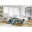 Helles Schlafzimmer mit weißem Rollo und Bett
