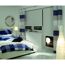 Schlafzimmer mit weißen Rollos