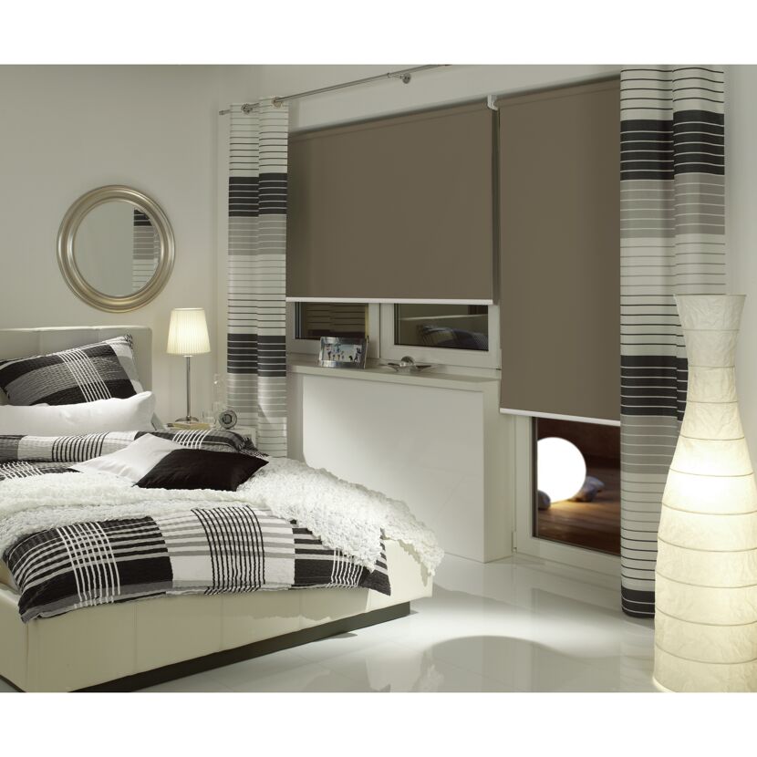Schlafzimmer mit heruntergelassenen Rollos