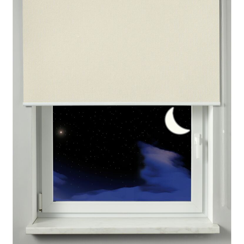 Blick aus Fenster mit Rollo bei Nacht