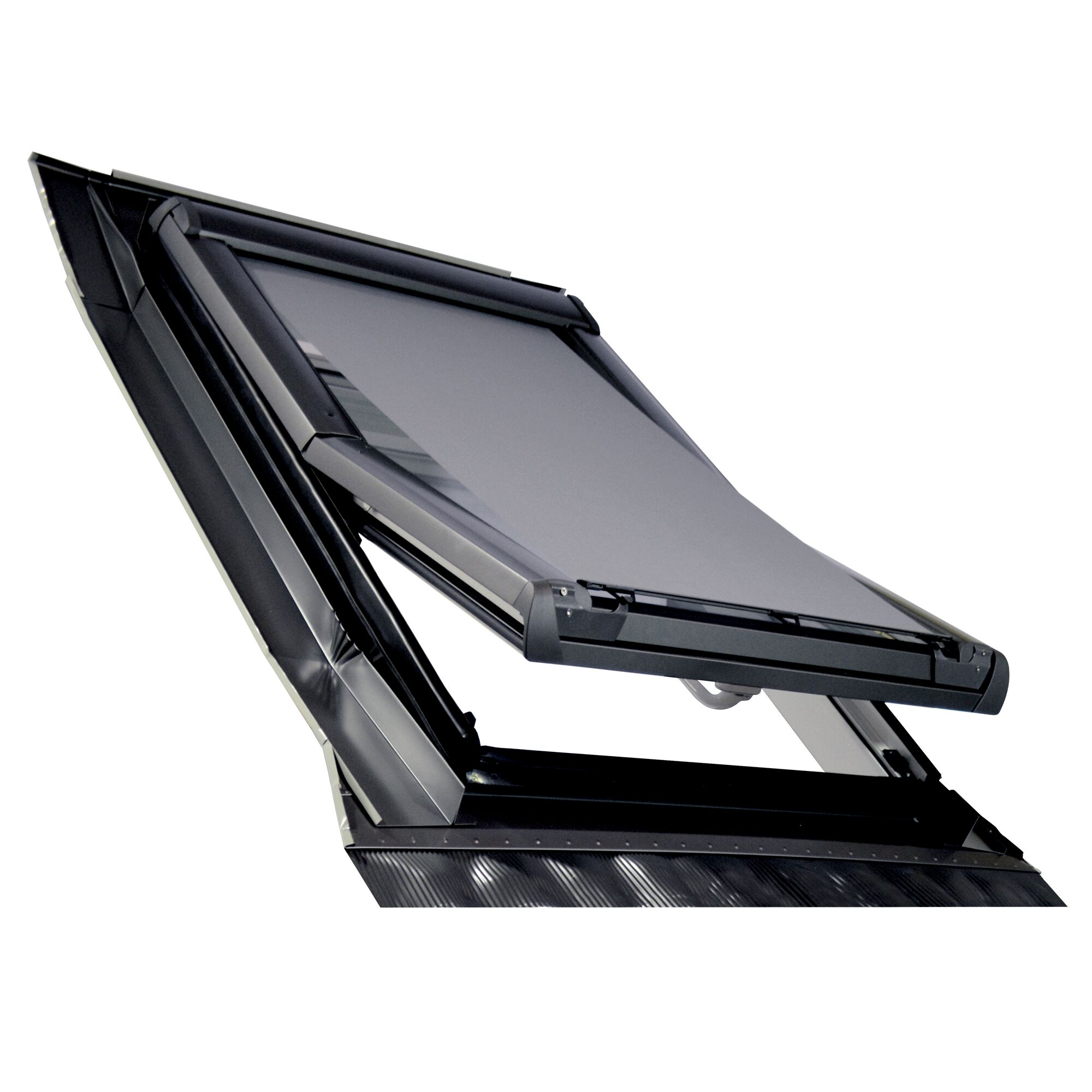 Geöffnetes Dachfenster mit Außenrollo