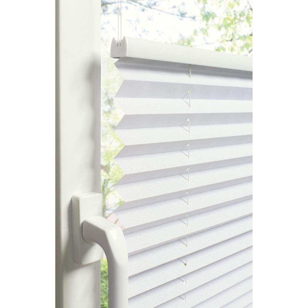 Weißes Faltrollo/Plissee am Fenster