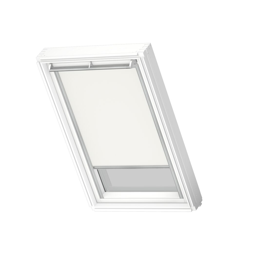 weißes Dachfensterrollo halb heruntergelassen