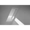 Dachfenster mit halb heruntergelassenem Rollo