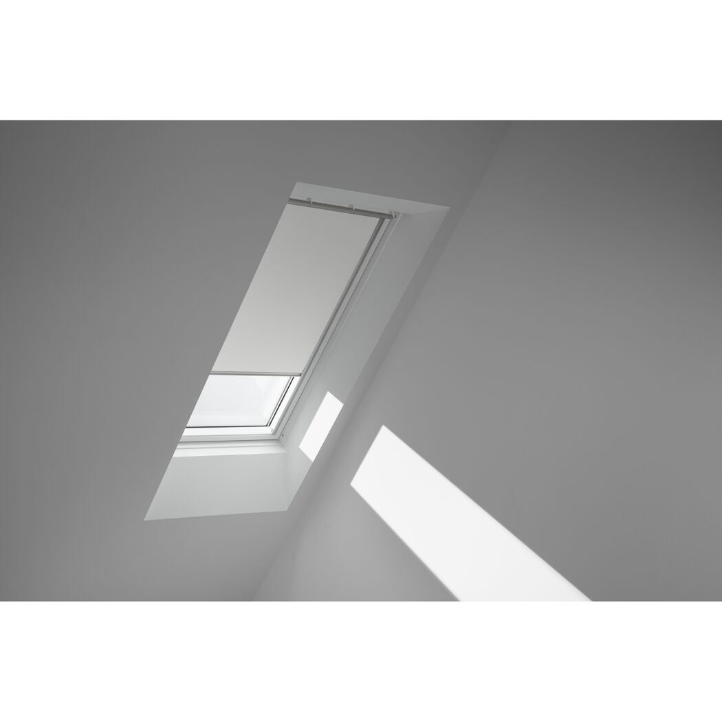 Dachfenster mit halb heruntergelassenem Rollo