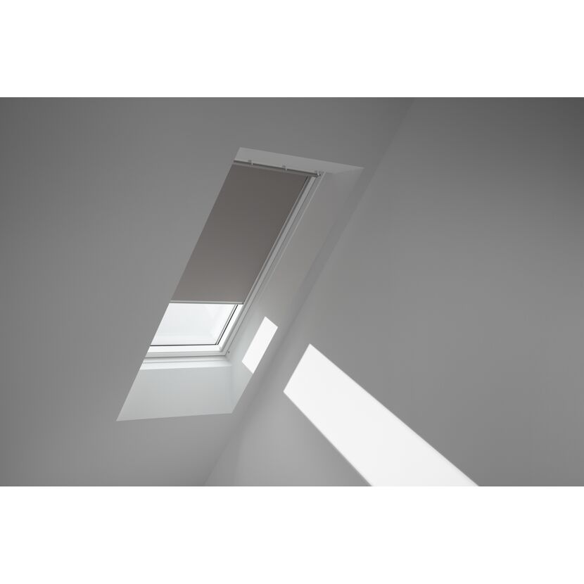 Dachfenster mit halb heruntergelassenem Rollo