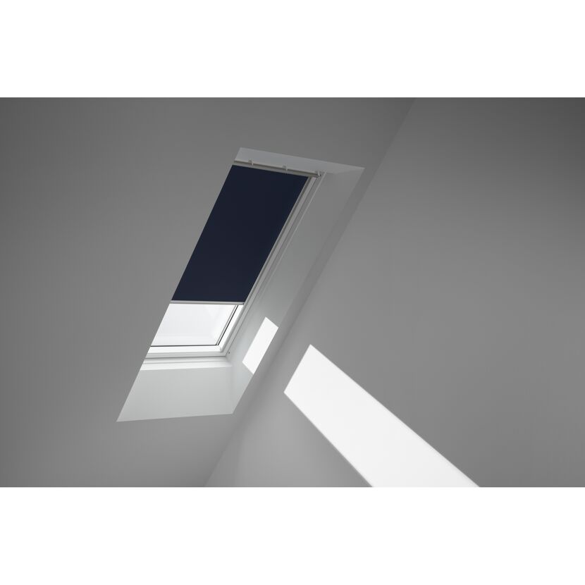Dachfenster mit blauem Rollo