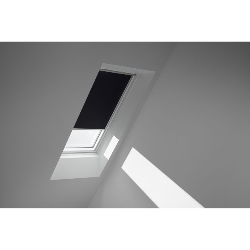 Dachfenster mit schwarzem Verdunkelungsrollo