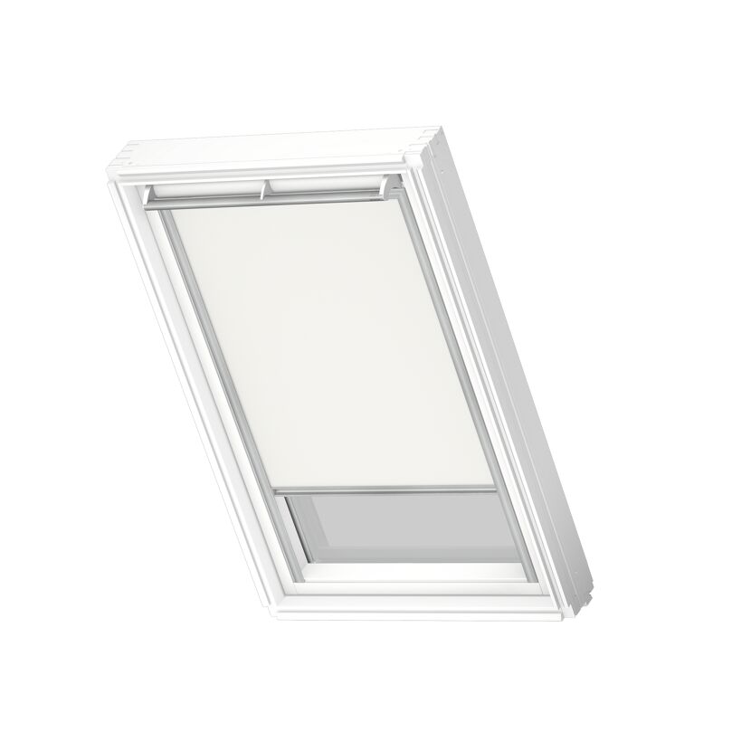 weißes Dachfensterrollo halb heruntergelassen