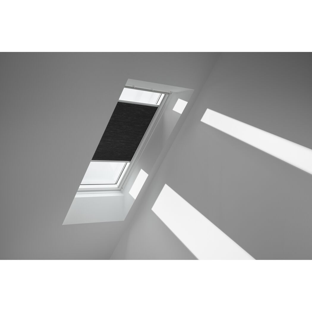 Dachfenster mit halb geschlossenem Wabenplissee