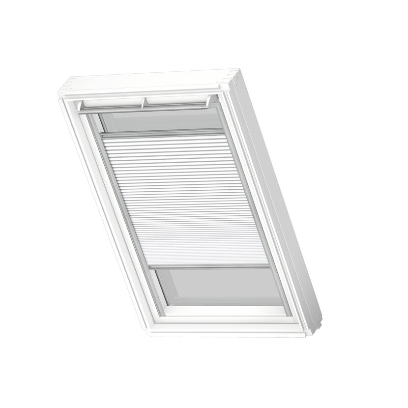 Weißes Wabenplissee an einem Dachfenster