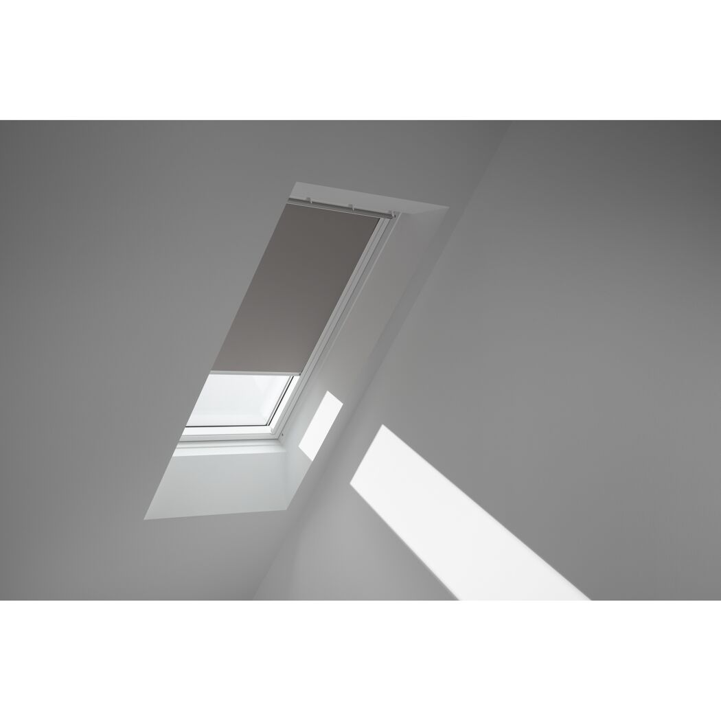 Dachfenster mit halb heruntergelassenem Rollo