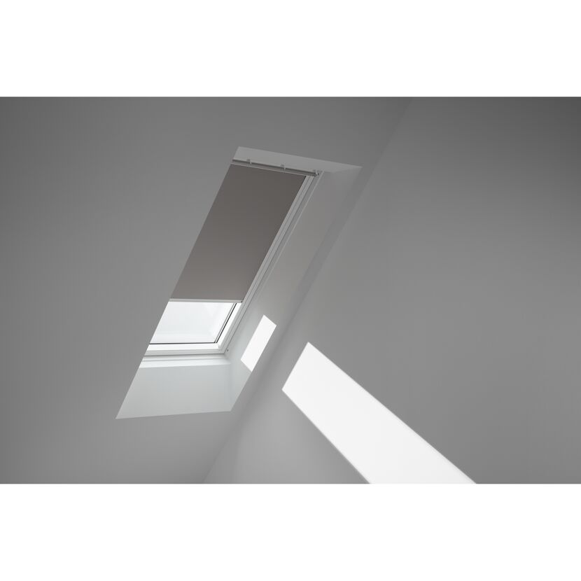 Dachfenster mit halb heruntergelassenem Rollo