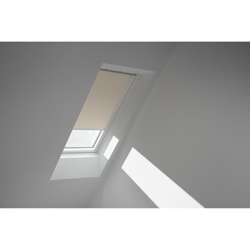 Dachfenster mit halb heruntergelassenem Rollo