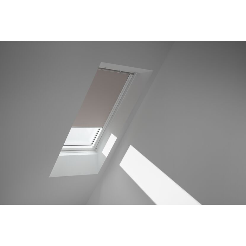 Dachfenster mit halb heruntergelassenem Rollo