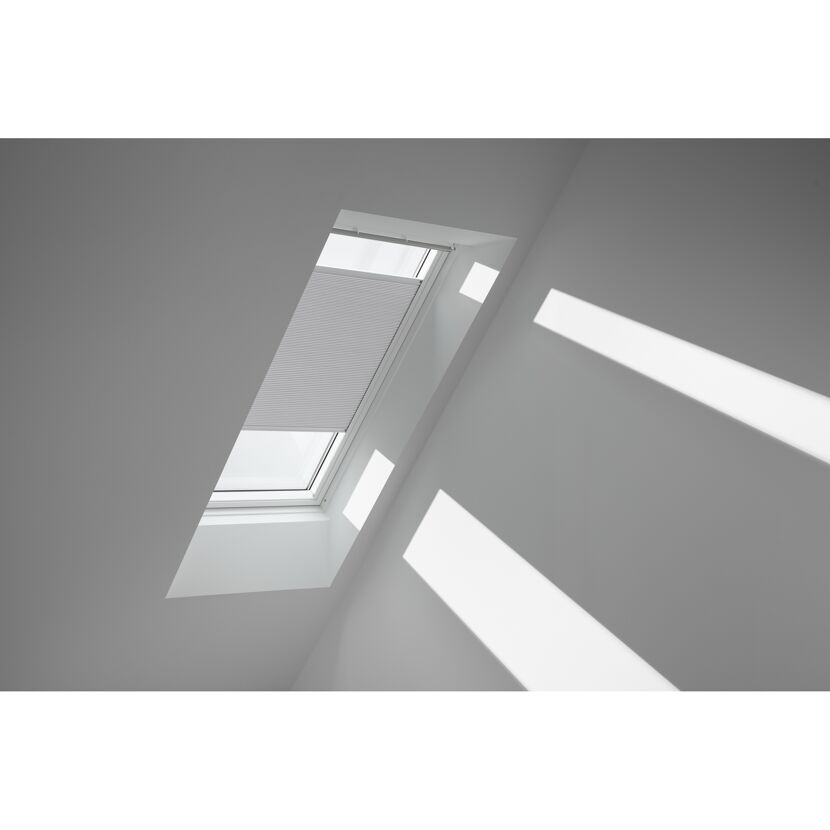 Dachfenster mit halb heruntergelassenem Wabenplissee
